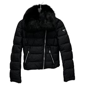 Kurz gesteppte Jacke mit Dreieck-Logo und Fuchsfell - Prada