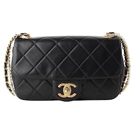 Classic Mini Flap Bag aus Perlen-Kalbsleder mit Perlenkette - Chanel