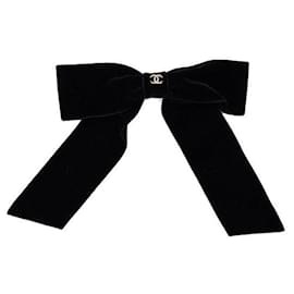 Chanel Pinza para el pelo de terciopelo negro con logotipo CC en tono dorado Season