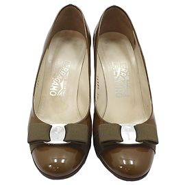Salvatore Ferragamo Zapatos de tacón con lazo plateado en charol