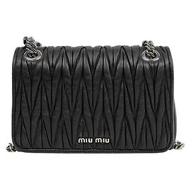 Miu Miu Bolsa de ombro com matelassé e corrente preta