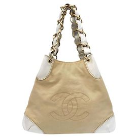 Chanel Schultertasche aus beigefarbenem Stoff