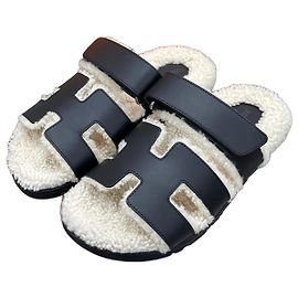 Hermès Sandali Cipre in shearling nero