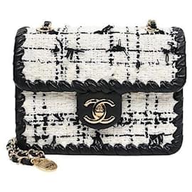 Chanel Borsa a tracolla con patta in tweed bianco e nero e catena