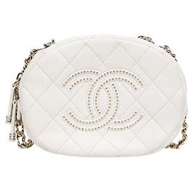 Chanel Borsa a tracolla bianca con borchie e catena