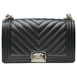 Chanel Boy Flap in agnello nero con motivo chevron, finiture argentate