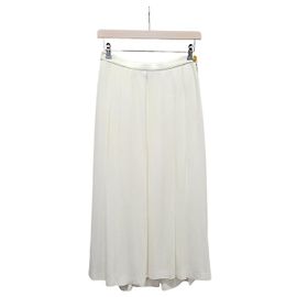 Louis Vuitton Falda midi tennis entallada blanca con detalles dorados