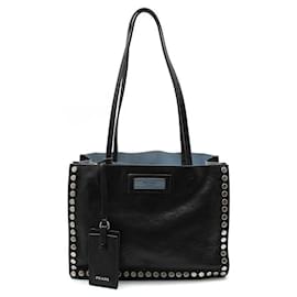 Bolso de hombro Etiquette en piel de becerro negro con tachuelas plateadas - Prada