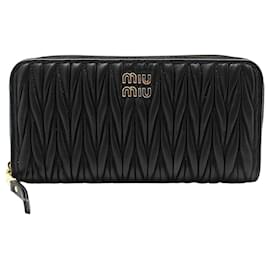 Miu Miu Cartera de napa matelassé negra con detalles dorados