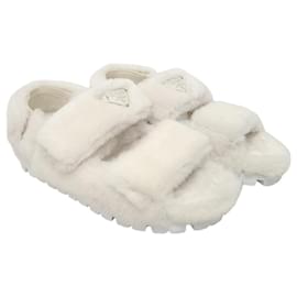Prada Sandali con listino in shearling e logo a triangolo bianco