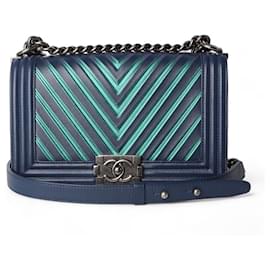 Chanel Boy Bag aus Chevron-Kalbsleder Medium Silber