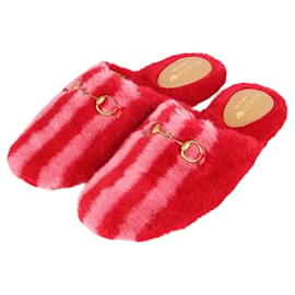 Gucci Pantofole in pelliccia con strisce e morsetto