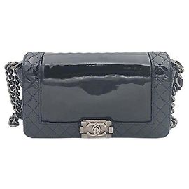 Chanel Bolso de hombro Boy en charol, tamaño Medium