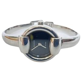 Gucci Relógio feminino com pulseira e mostrador preto em aço Horsebit