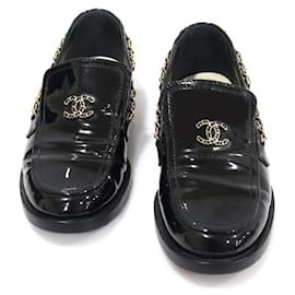 Chanel Mocassino da donna con catena logo CC in pelle vernice nera