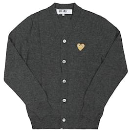V-Ausschnitt-Cardigan mit goldenem Herz-Patch für Unisex - Comme Des Garcons