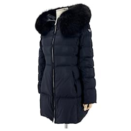 Prada Chaqueta acolchada larga para mujer en Re-Nylon con logotipo Triangle y piel de zorro