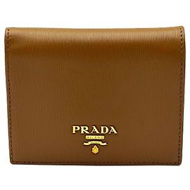 Prada Portafoglio con patta con logo con scritte in pelle color cammello