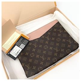 Louis Vuitton Clutch Monogram Rose Daily