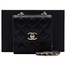 Chanel Mini borsa a tracolla in agnello nero trendy con catena dorata CC