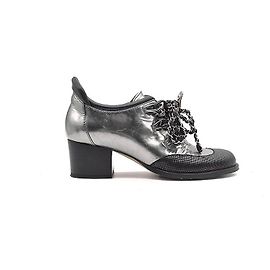 Chanel Schnürer-Derbys mit Kette