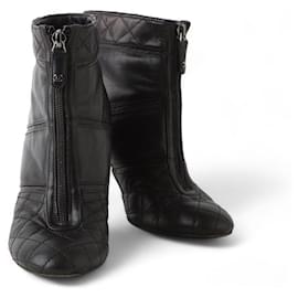 Chanel Botines de tacón con cremallera en piel acolchada