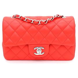 Chanel New Mini Classic Flap CC Schultertasche und Crossbody Bag aus Lammleder mit Silberkette