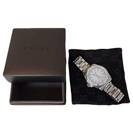 Gucci Dive Quartz Damenuhr aus weißem Stahl