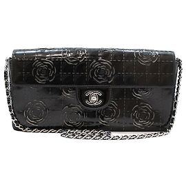 Chanel Borsa a tracolla Baguette in vernice nera con camelia e barretta di cioccolato, tono argento