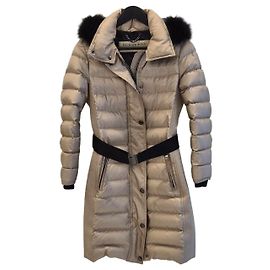 Burberry Abrigo de Plumón con Capucha y Ribete de Piel de Zorro Beige