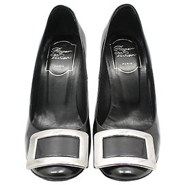 Roger Vivier Zapatos de salón en charol negro con hebilla metálica plateada Trumpet
