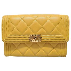Chanel Portafoglio Boy Flap in agnello giallo, serie