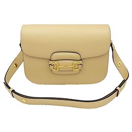 Gucci Bolso de hombro pequeño de cuero texturizado beige claro con detalle de bocado
