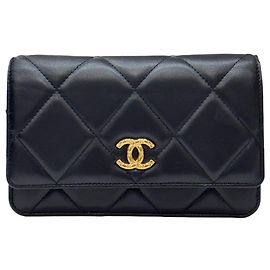 Chanel WOC Season in agnello con finitura satinata nero oro