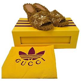 Gucci Sandali con tacco in pelliccia da donna Adidas Logo