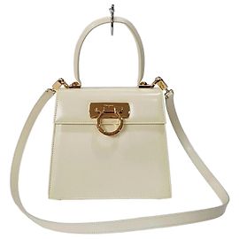Salvatore Ferragamo Bolso Kelly de asa icónica
