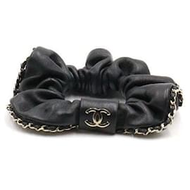 Haarreifen Scrunchie aus schwarzem Leder mit goldener CC-Kette - Chanel