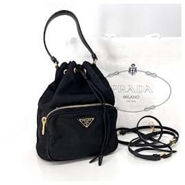 Prada Nylon-Bucket-Bag mit Dreieckslogo Schwarz