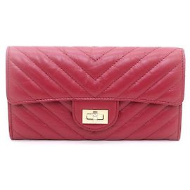 Chanel Cartera larga vintage con solapa de metal dorado con motivo chevron y cierre de giro