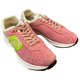 Sneakers in scamosciato con logo rosa - Chanel