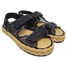 Chanel Sandali in mesh patentato con logo CC nero e chiusura in velcro