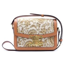 Céline Borsa a Spalla a Tracolla