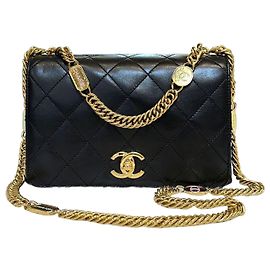 Chanel Mini borsa flap trapuntata in agnello nero con finiture oro