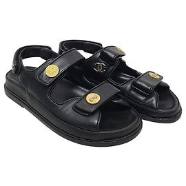 Chanel Velcro-Sandalen mit Lederriemen und schwarzem Lettering-Patch