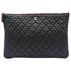 Classic Large Clutch in Black Caviar mit goldenem CC-Logo - Chanel