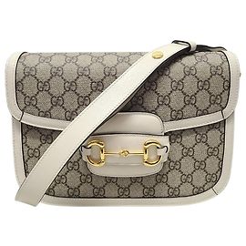 Gucci Borsa a tracolla GG Supreme in pelle bianca con morsetto