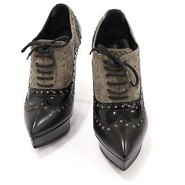 Saint Laurent Scarpins Oxford femininos em couro preto e camurça marrom