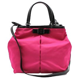 Salvatore Ferragamo Borsa a tracolla e a spalla in tessuto rosa acceso e vernice nera Vara