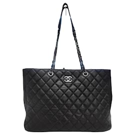 Chanel Borsa shopper a tracolla della serie Timeless in pelle di agnello con catena argentata