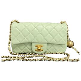 Chanel Mini bolsa transversal Classic Golden Ball em pele de cordeiro